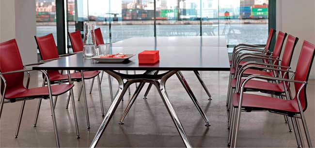 mesa de reunión cristal negro y metal