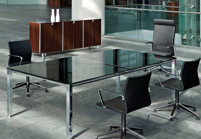 mesa de reunión moderna de cristal y acero