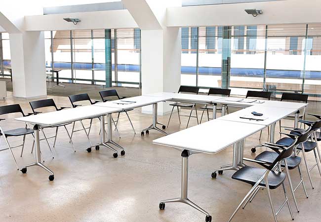 mesa de reunión en forma de u , con mesas móviles
