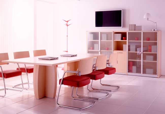 mesa de reunión cuadrada de madera clara