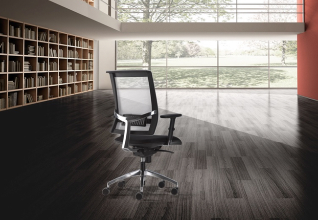 silla de oficina con respaldo de malla esparce