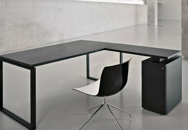 Mesa de oficina MH10 con ampliación lateral y cajonera. Colores oscuros.