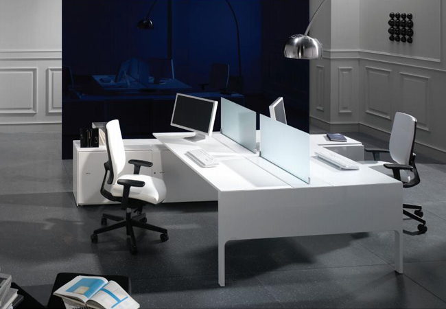 Mesa de oficina con divisorias