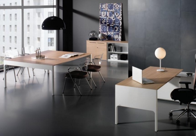 mesas de oficina en blanco y madera con mesa de reuniones