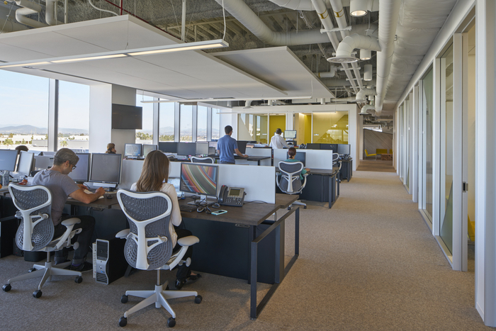 Neustar-SD-1.10_Workstations-700x467