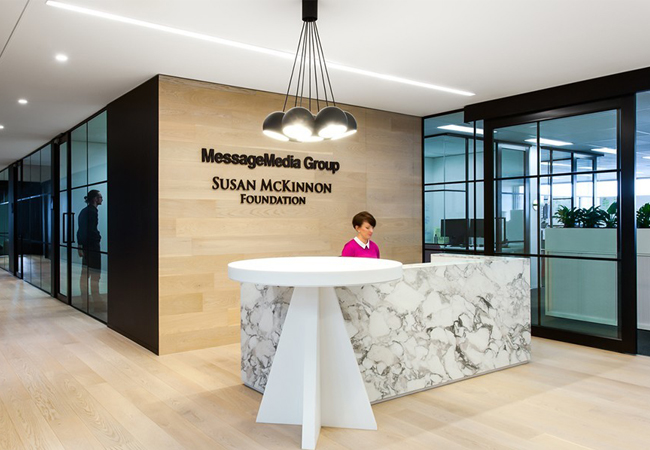 Muebles de recepción de oficinas con lámparas