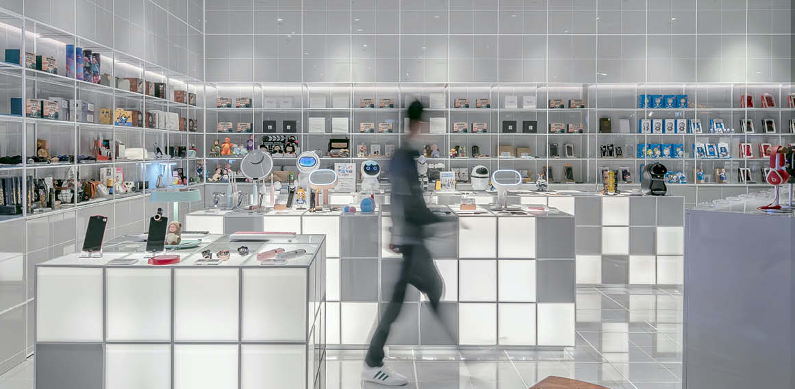 Tienda de tecnología con persona cliente caminando de compras