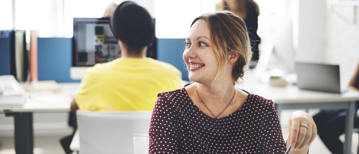 Persona riendo en la oficina
