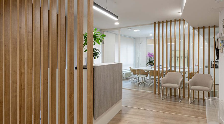 Proyecto 360 de oficina, con carpinteria a medida, mobiliario estándar y trabajos de obra