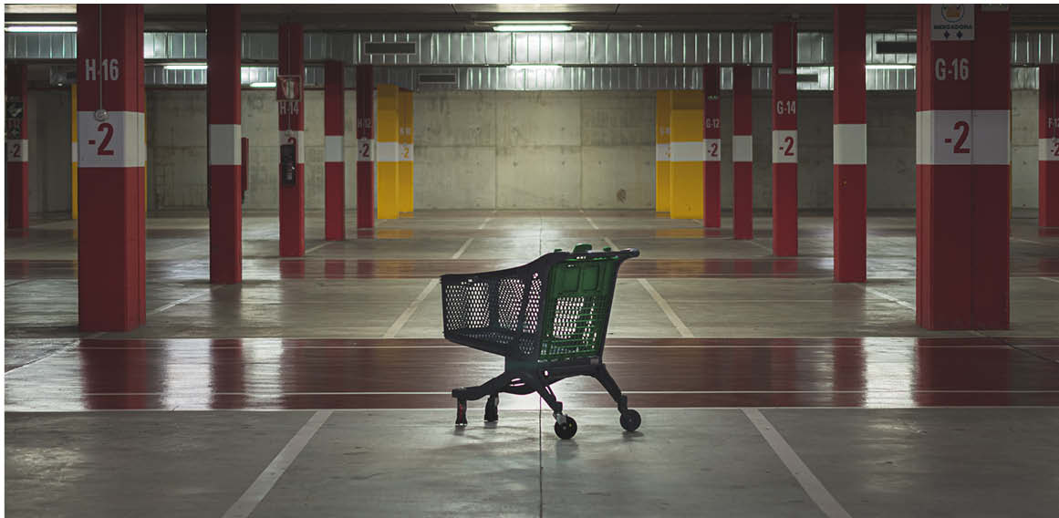 Carro de compra en aparcamiento de tienda