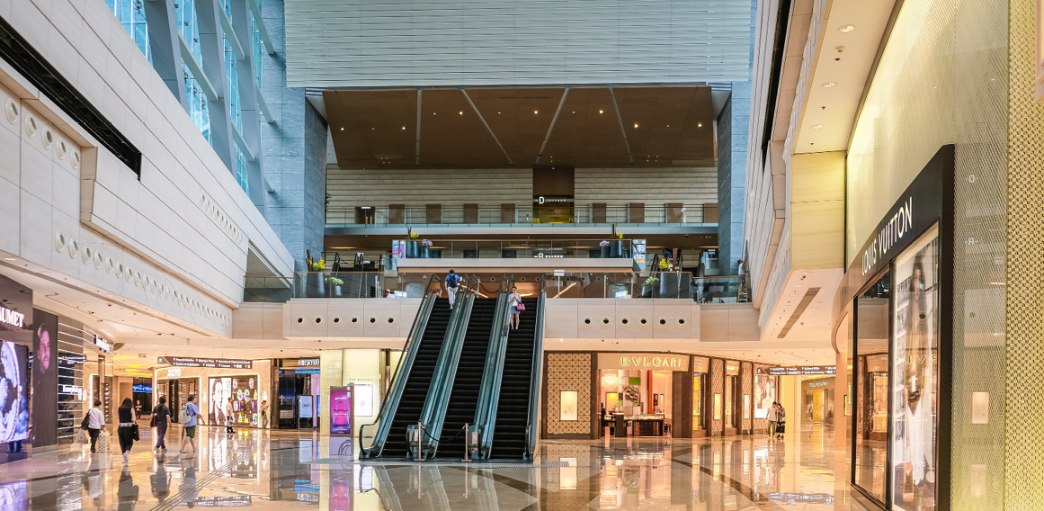 Tecnologia en retail centro comercial con tiendas y digitalización