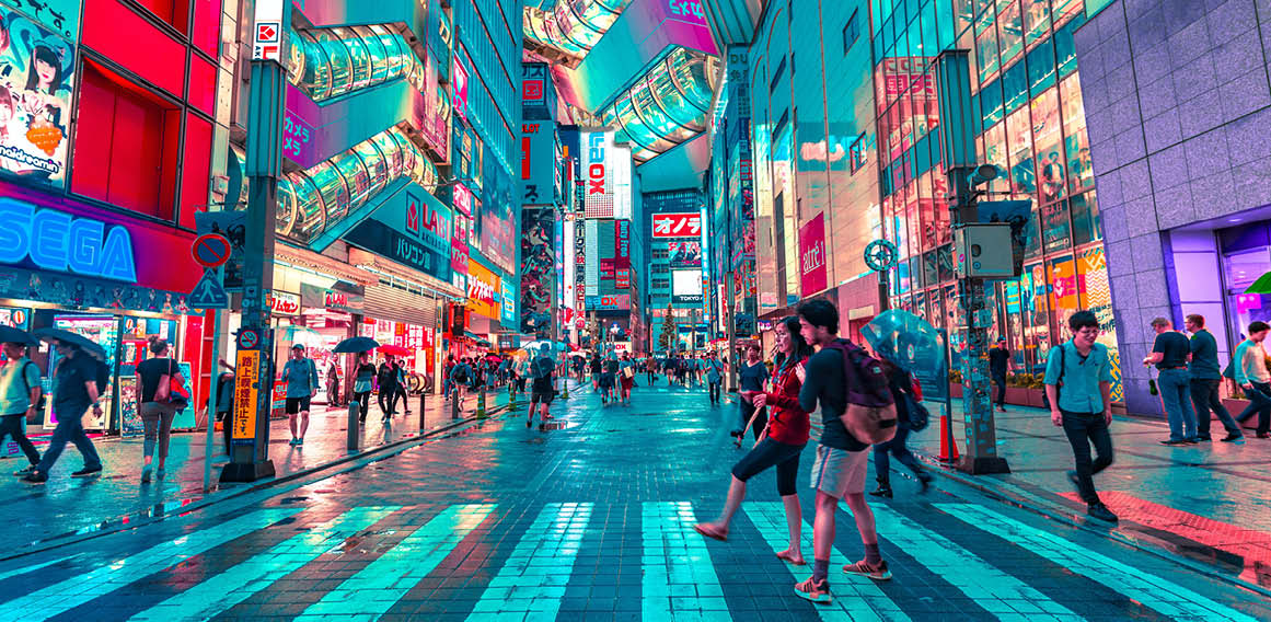 Tiendas en una calle comercial, con pantallas e iluminación