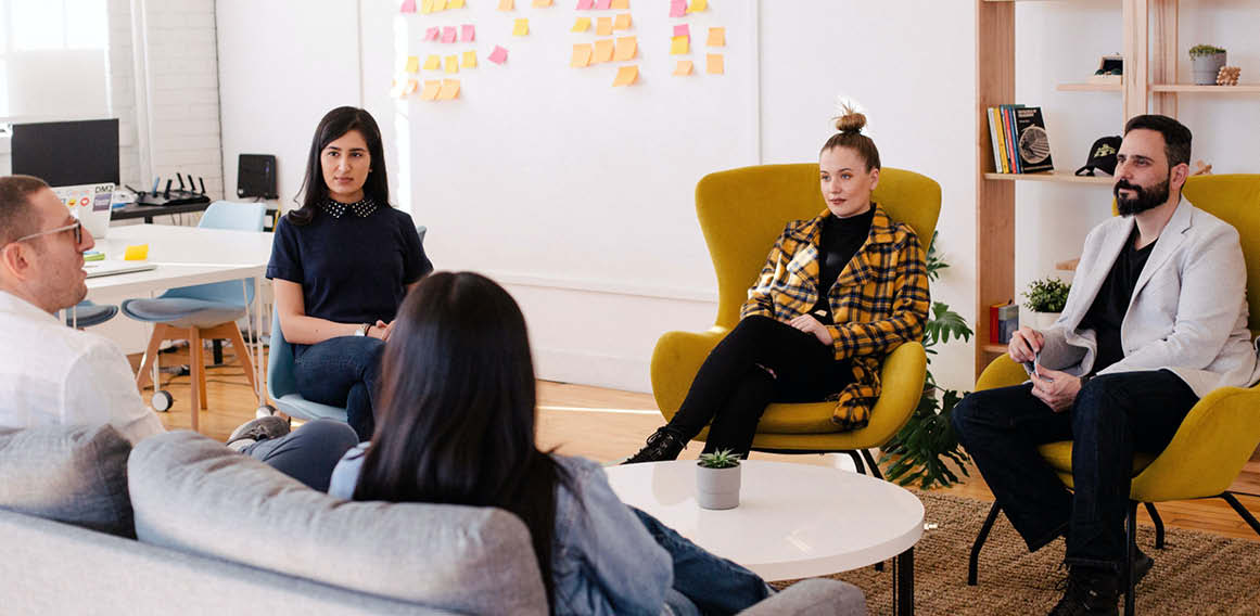 personas descansando en una oficina y reunión de trabajo