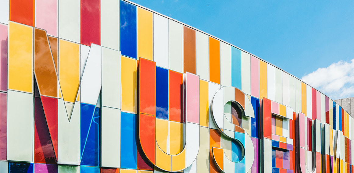 Rotulación exterior de museo con cartelería de colroes