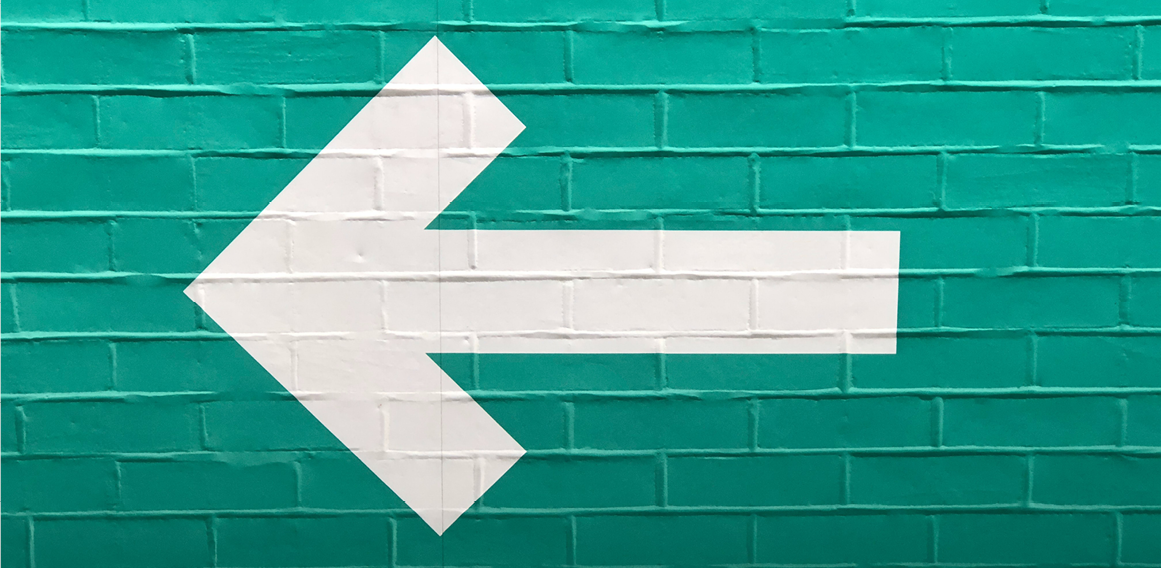 Señalética de pared, flecha blanca en fondo verde