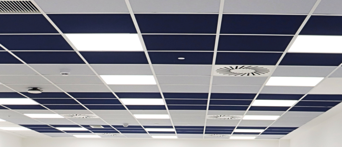 Diseño de techo con panelado en nueva oficina en Alcalá de Henares