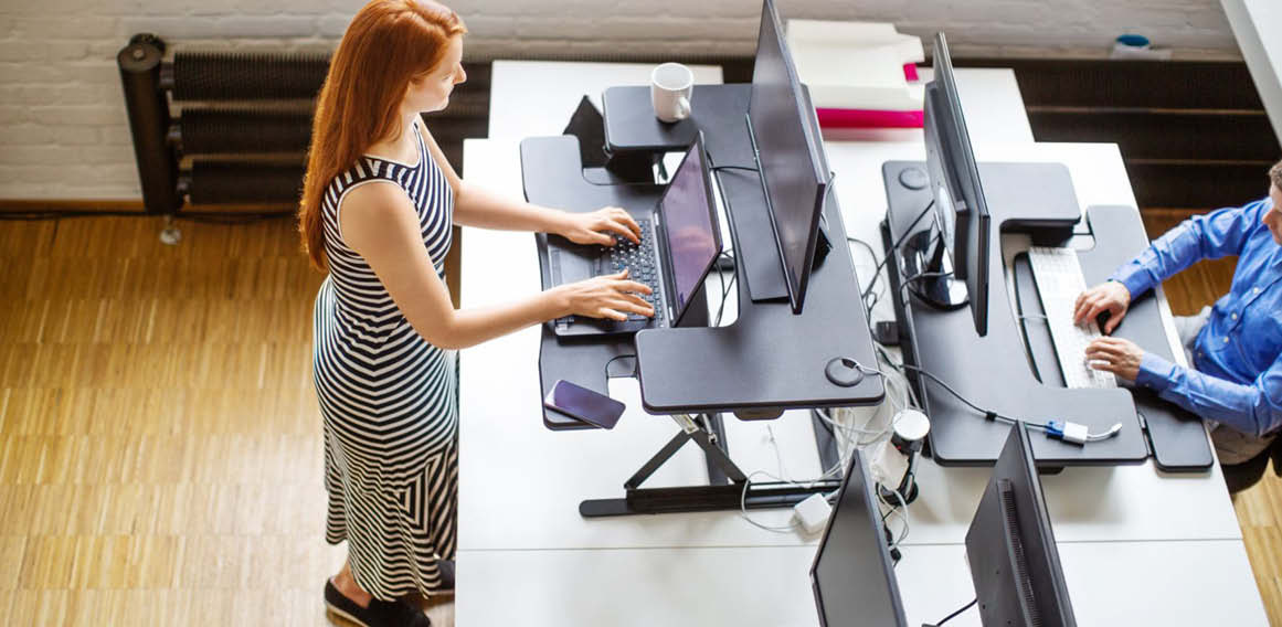 El uso de mobiliario ergonómico y el diseño del espacio como característica de las oficinas modernas