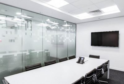 ¿Cuáles son los beneficios de instalar una sala de videoconferencias en la oficina?