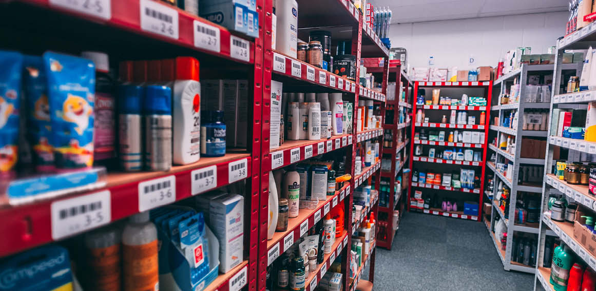 Estantería con productos en tienda comercio