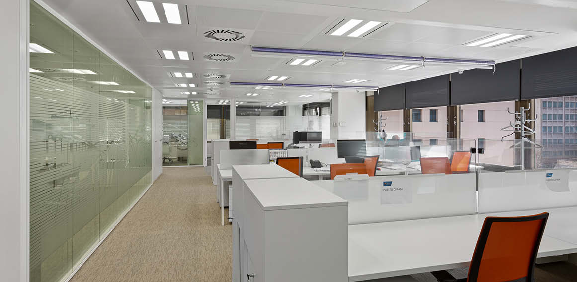 Proyecto de reforma de oficina en Madrid con escritorios híbridos y no asignados