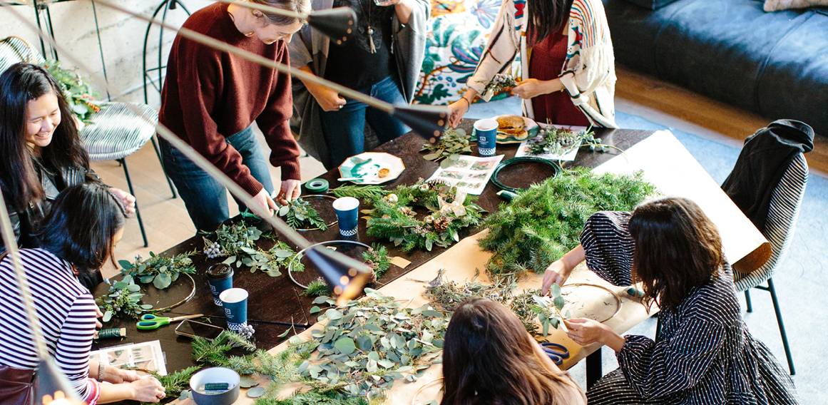 2. Unsplash_Equipo de trabajo con vegetación en oficina haciendo actividad de team building