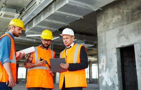 La fase final de una reforma de oficina: logística e instalación.