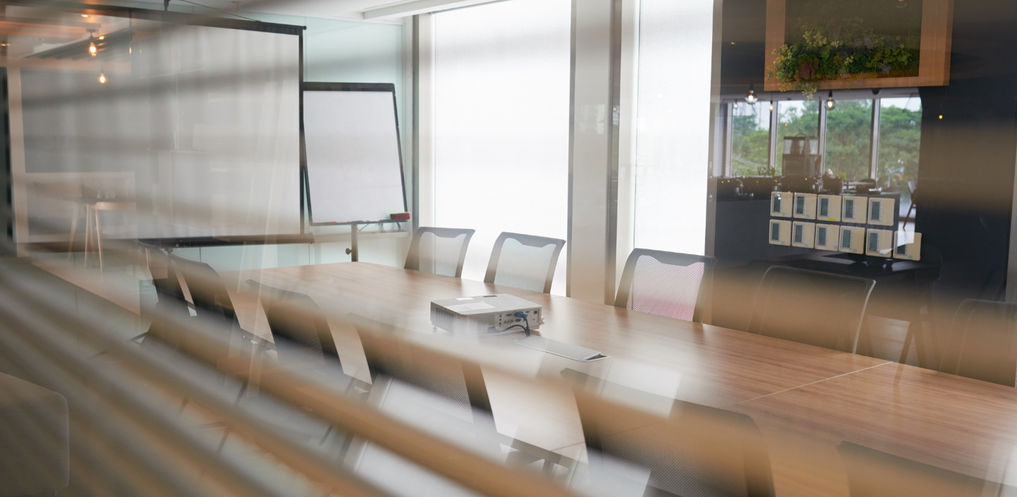Distribuir la oficina y creando espacios de reunión y puestos de trabajo operativos