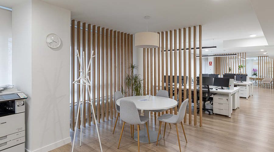 Proyecto 360 de oficina, con carpinteria a medida, mobiliario estándar y trabajos de obra