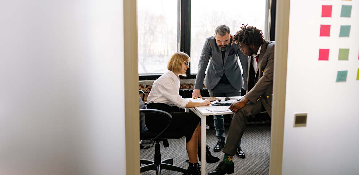 equipo de trabajo en reunión corporativa