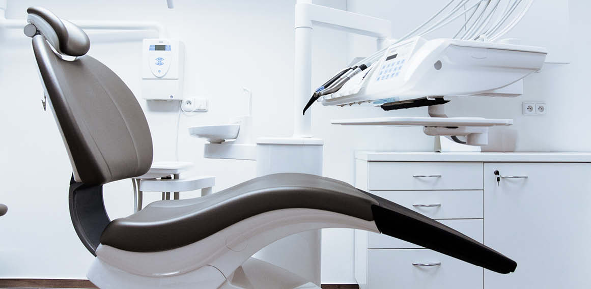 Asiento de clínica dental moderna y adaptada a tecnologías punteras.