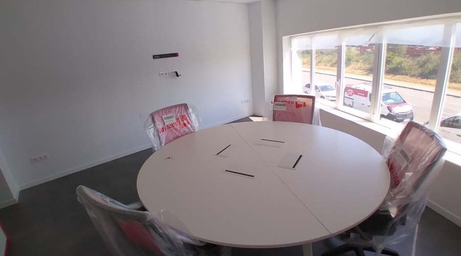 Mesa de sala de reuniones con puestos operativos
