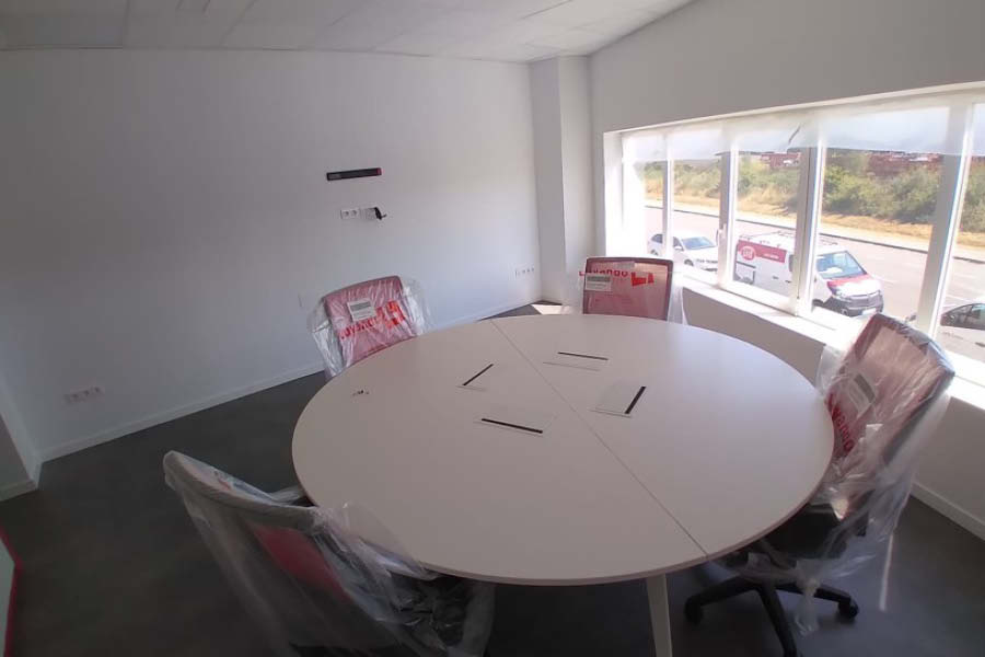 Mesa de sala de reuniones con puestos operativos