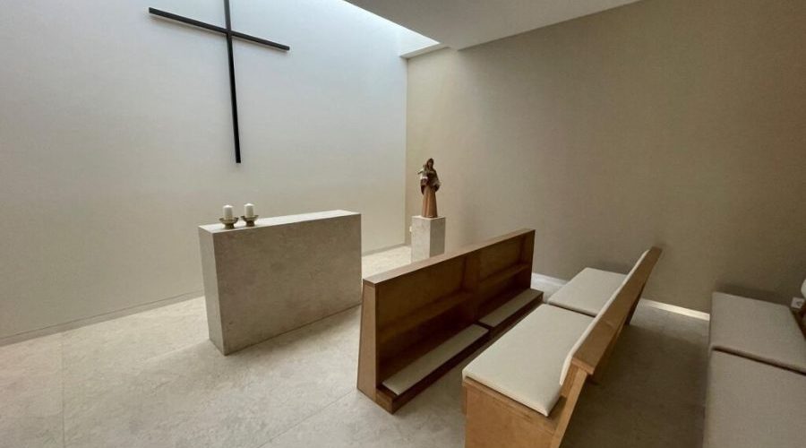Carpintería a medida en capilla de centro de día en Pontevedra