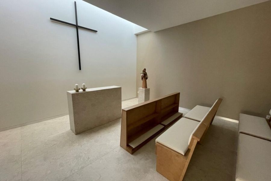 Carpintería a medida en capilla de centro de día en Pontevedra