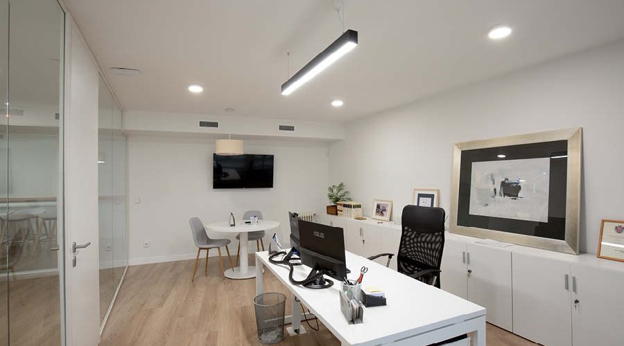 Proyecto 360 de oficina, con carpinteria a medida, mobiliario estándar y trabajos de obra