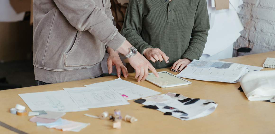 Empleados en diseño de proyecto de oficinas con materiales y acabados