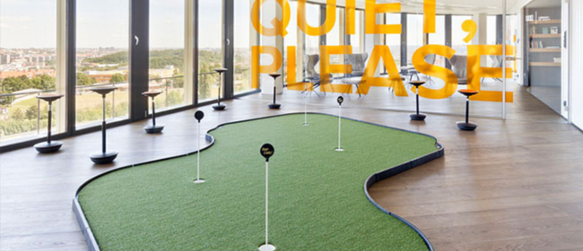 Ejemplo-de-sala-de-juegos-con-minigolf-de-una-oficina-en-Praga 