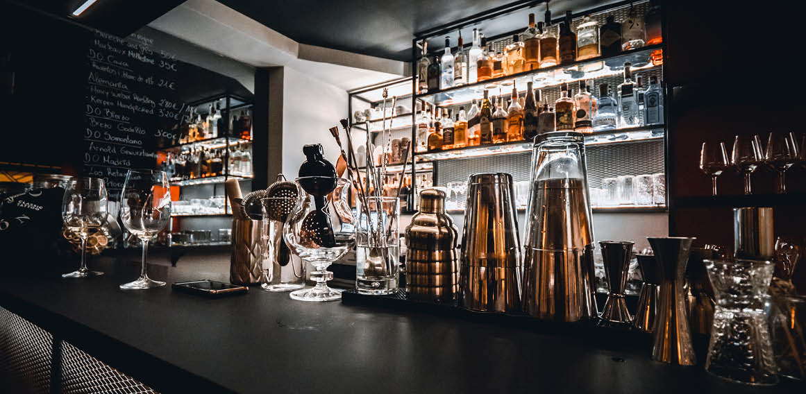 Barra de bar o restaurante con botellas y utensilios