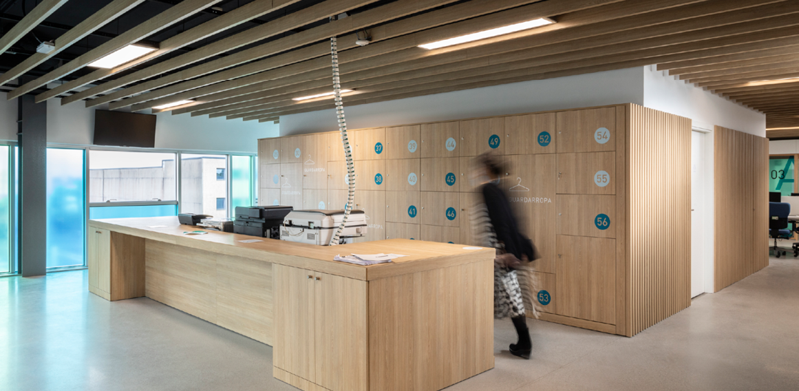 Espacio de almacenamiento con diseño de oficina en espacio de trabajo