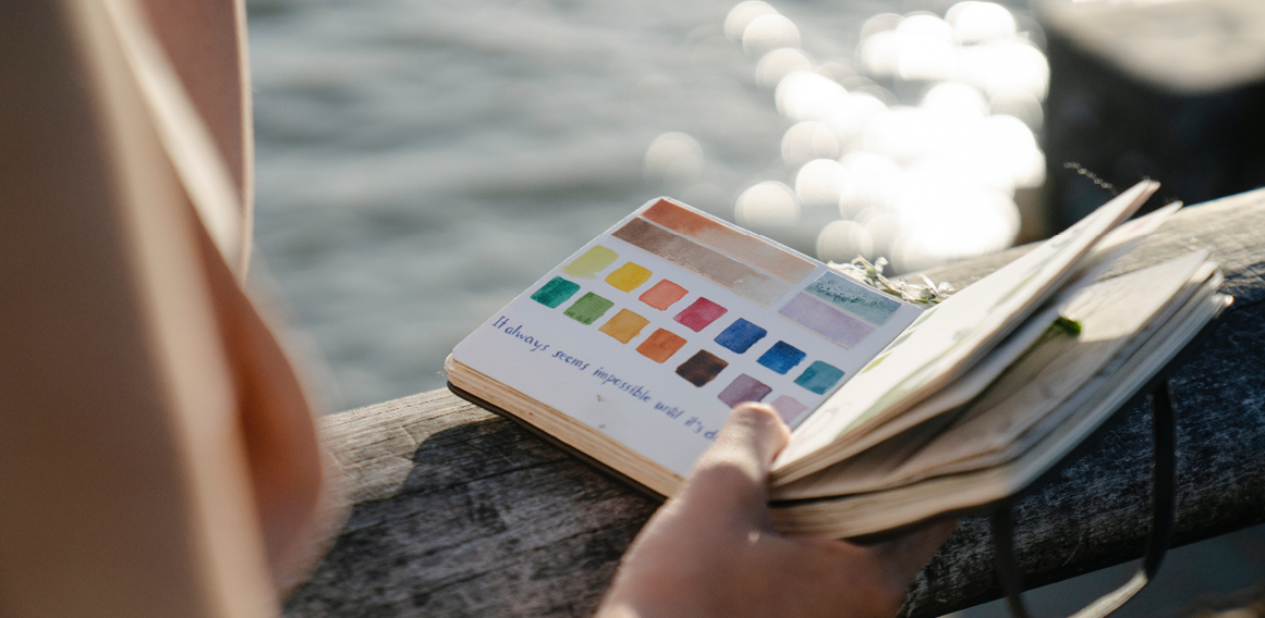 Diseño de interiores con colores y libreta de anotaciones trabajador