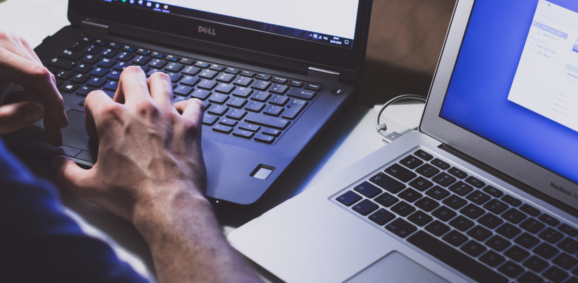 6. Unsplash_Ordenador con cultura paperless en oficina