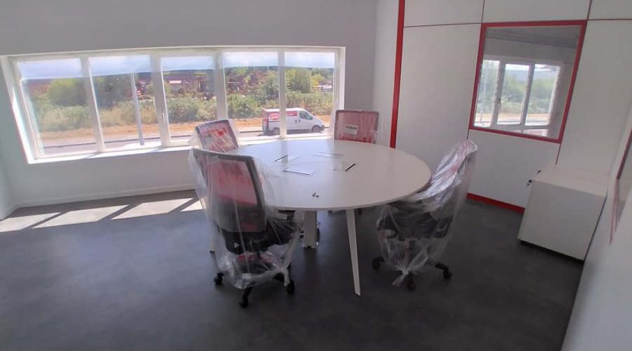 Zona operativa de oficina en nave industrial