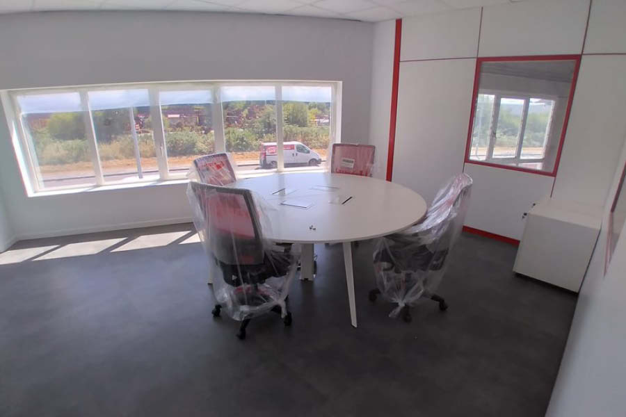 Zona operativa de oficina en nave industrial
