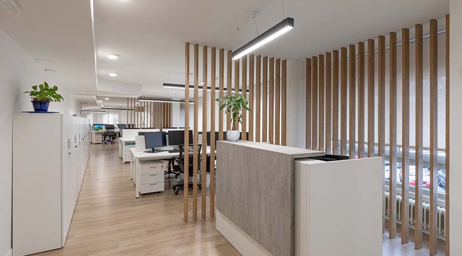 Proyecto 360 de oficina, con carpinteria a medida, mobiliario estándar y trabajos de obra