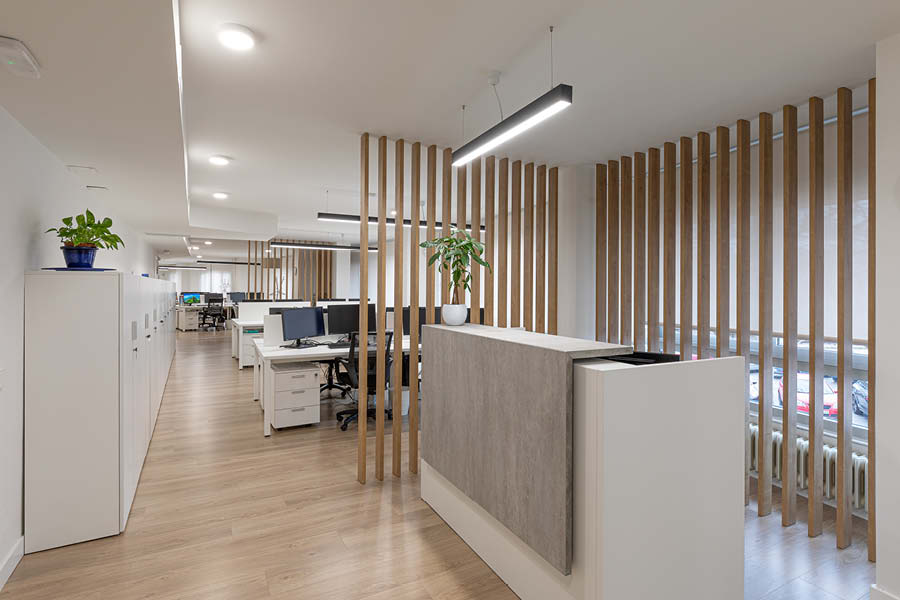 Proyecto 360 de oficina, con carpinteria a medida, mobiliario estándar y trabajos de obra