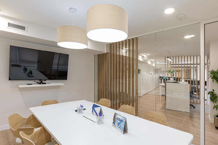 Proyecto 360 de oficina, con carpinteria a medida, mobiliario estándar y trabajos de obra