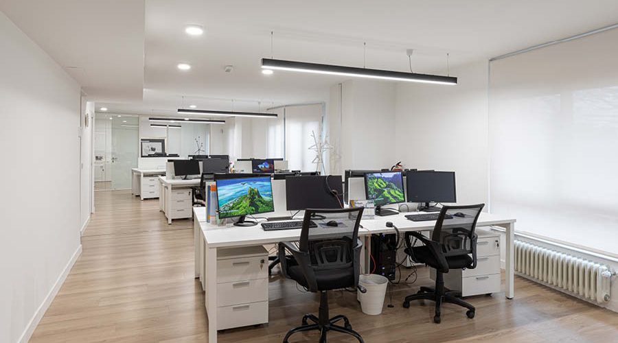 Proyecto 360 de oficina, con carpinteria a medida, mobiliario estándar y trabajos de obra