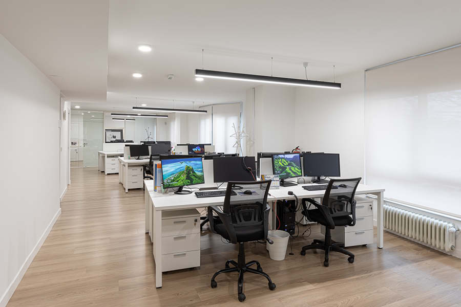 Proyecto 360 de oficina, con carpinteria a medida, mobiliario estándar y trabajos de obra