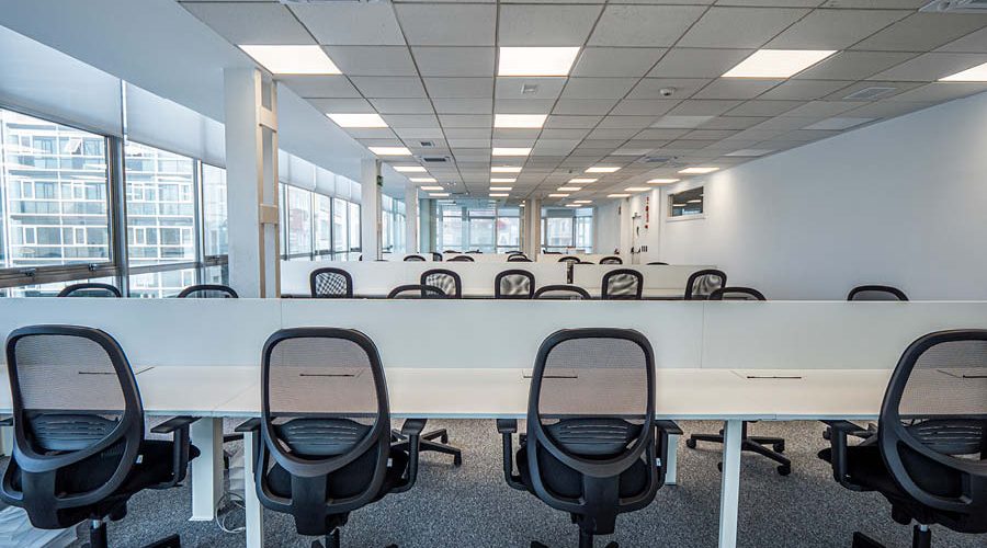Espacio de trabajo con puestos operativos