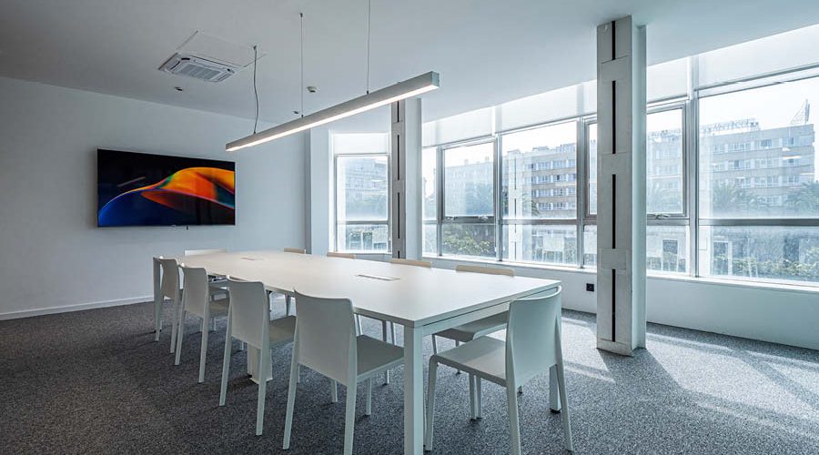 Espacio de trabajo con puestos operativos y sala de reuniones
